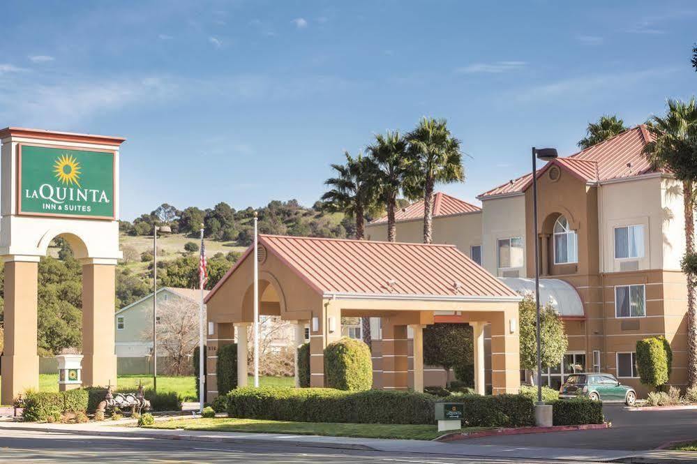 Fairfield Inn & Suites By Marriott Fairfield Napa Valley Area Exterior photo